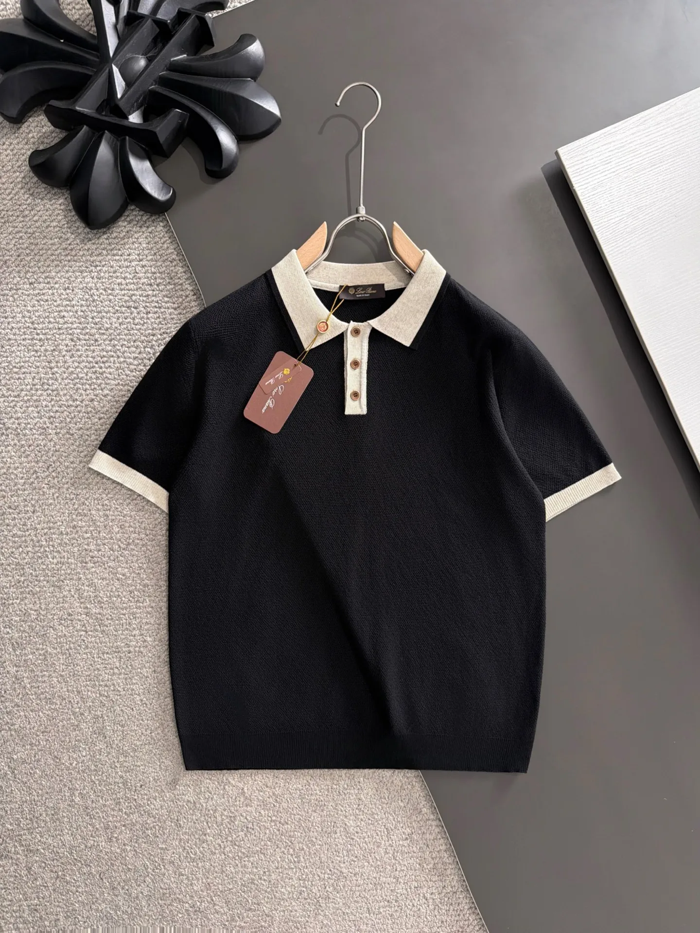 Next day shipment LP high quality Loro Piana 26ss New Arrival men's short-sleeved T-shirt Made of combed cotton yarn knitted cotton fabric, no pressure when entering and exiting the counter Exclusive control of raw materials It feels substantial when weighed, and the upper body is more textured than ordinary T-shirts. This texture can cope with the weather easily and is suitable for both hot and cold! Loose fit design, looks noble. The only correct version is available Size: M to XXXL